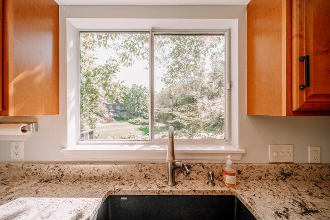 Building Photo - Spacious 5-Bedroom End-Unit Townhome in Reston with 3 Finished Levels, Renovated Kitchen & Fenced...