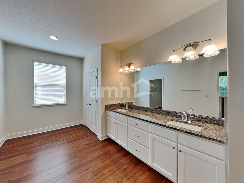 Building Photo - 1921 Moorings Cir