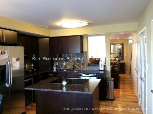 Building Photo - 520 W 10th St - Stunning townhome with gra...