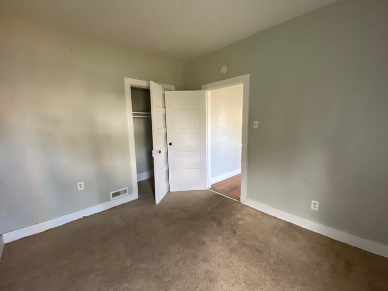 Building Photo - 49 E 9th St