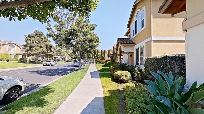 Building Photo - Spacious 3Bd 2.5Ba Home w/Den