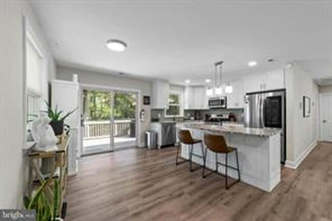 Building Photo - Modern 4 bedroom with fenced backyard