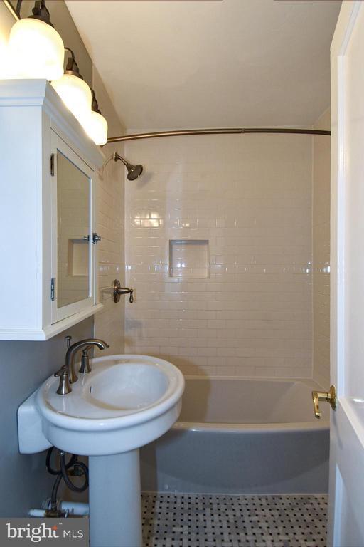 Building Photo - 6127 Brook Dr
