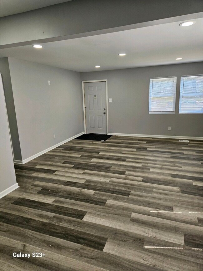 Building Photo - Enjoy this beautifully remodeled 3-bedroom, 1-bath home