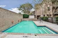 Building Photo - 611 E 45th St