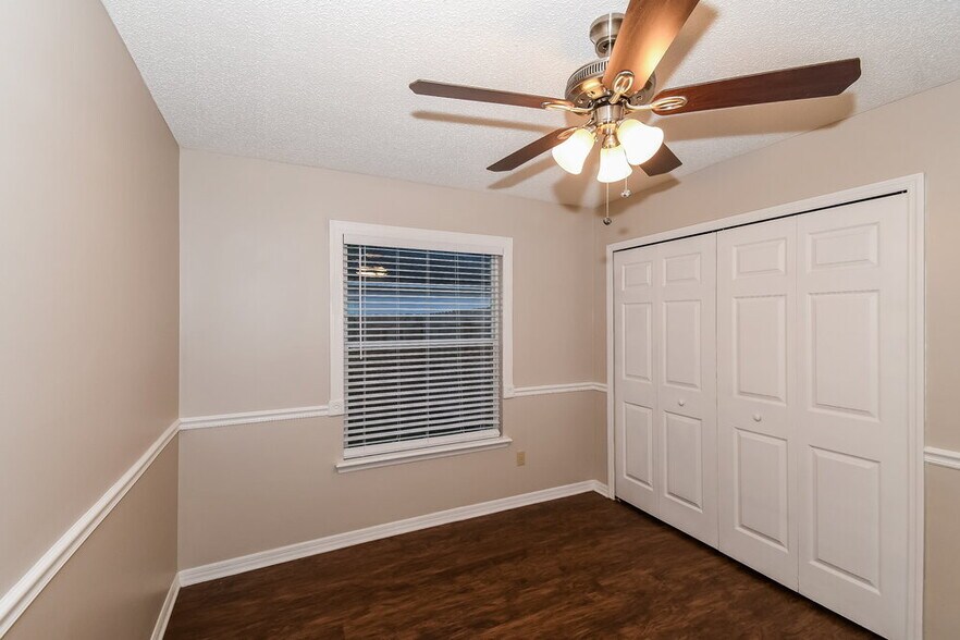 Building Photo - 9060 Castle Rock Dr