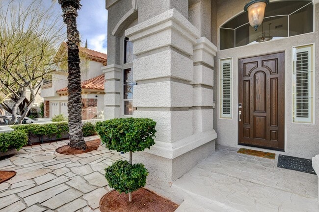 Building Photo - COMING SOON!! $1000 off 1st months Rent Guard-Gated Golf Course Living on the 14th Green!