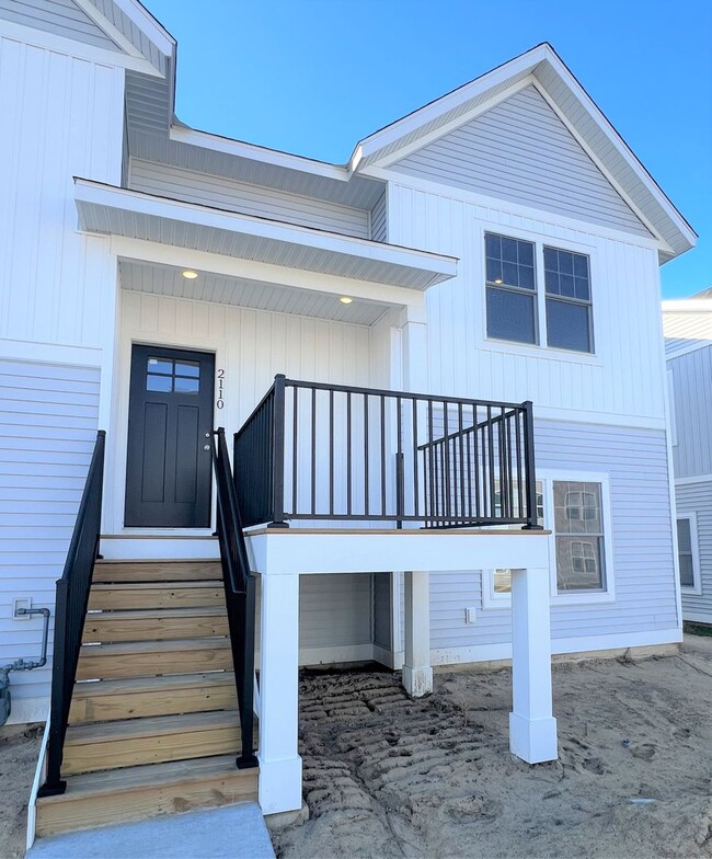 Building Photo - Three Bedroom Townhome