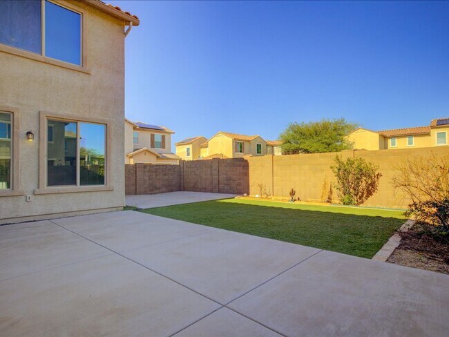 Building Photo - 4 Bedroom, 2.5 Bath COMMUNITY POOL!
