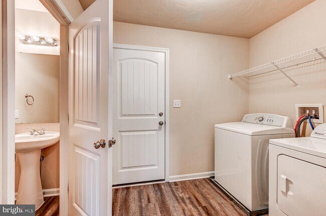 Building Photo - 180 Breezewood Dr