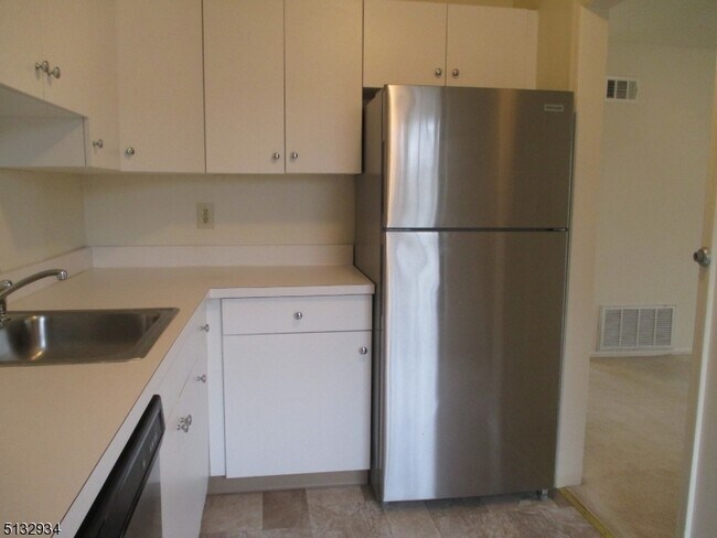 Building Photo - 181 Long Hill Rd