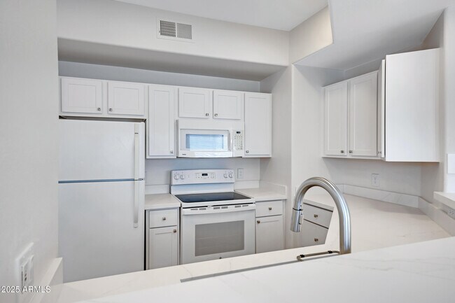 Building Photo - 13700 N Fountain Hills Blvd