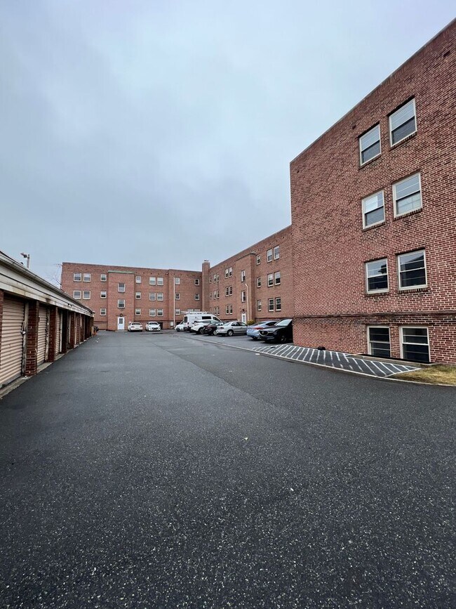 Building Photo - Modernized 1 br, heat included