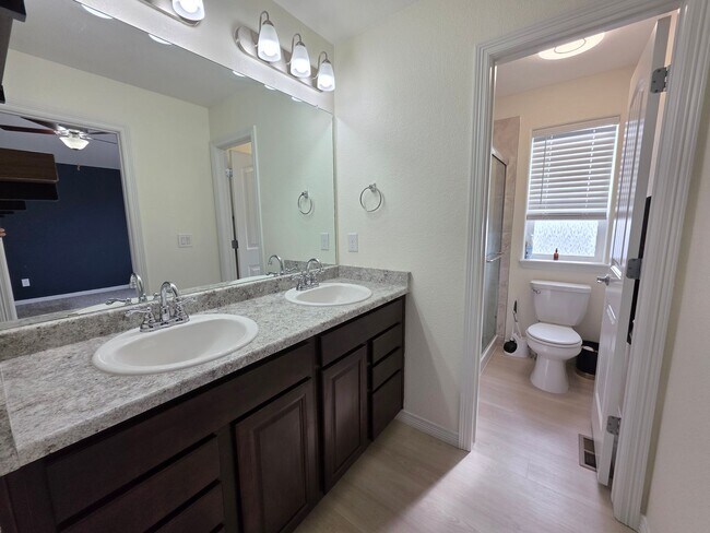 Building Photo - Gorgeous 4 Bed 3 bath Home In Lorson Ranch!!