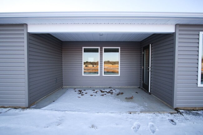 Building Photo - 606 Comanche Dr