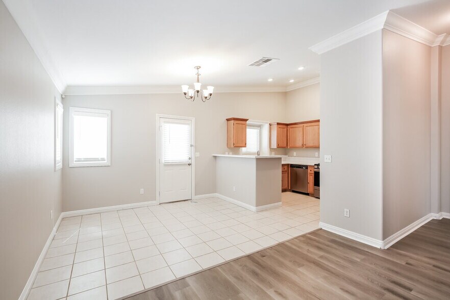 Building Photo - 2015 Pink Coral Dr