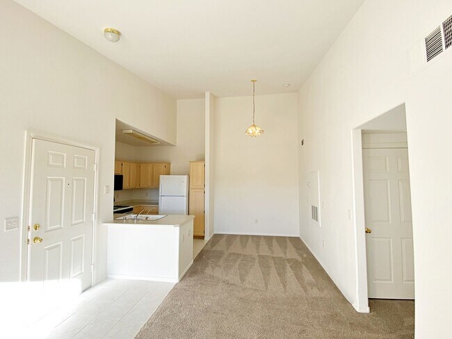 Building Photo - 1 BEDROOM CONDO IN HENDERSON GATED COMMUNITY