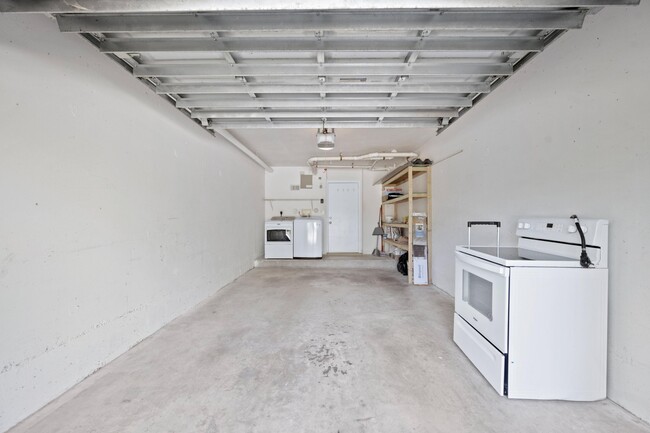 Building Photo - 500 Crestwood Ct N