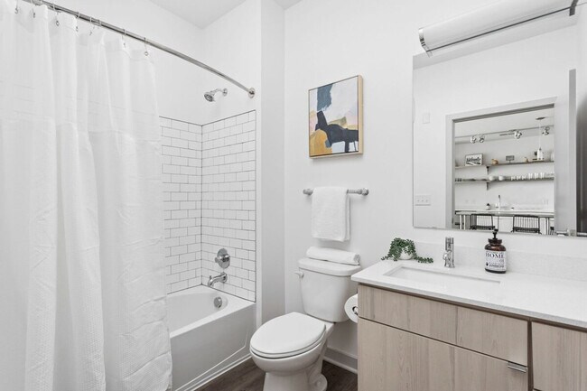 Building Photo - 747 N College Ave