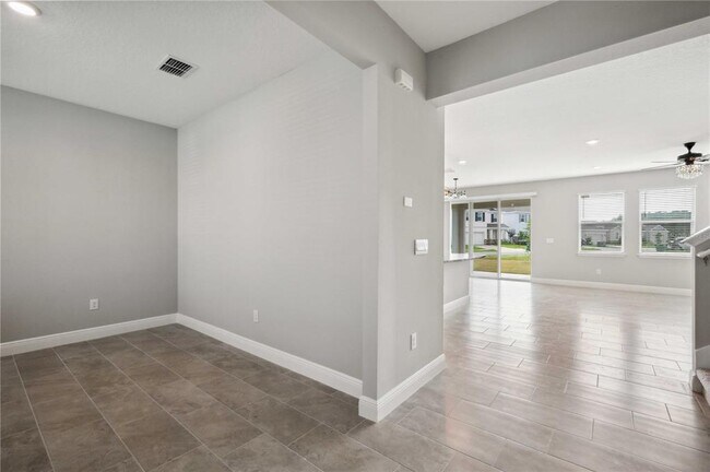 Building Photo - 2560 Warren Acrs Blvd