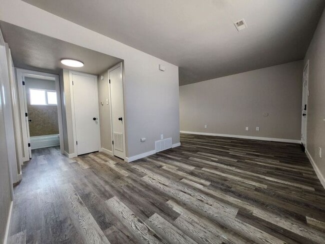 Building Photo - Remodeled 2-Bedroom | 1-Bathroom Upper-Lev...