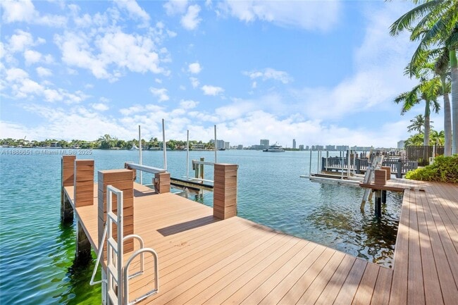 Building Photo - 305 N Hibiscus Dr