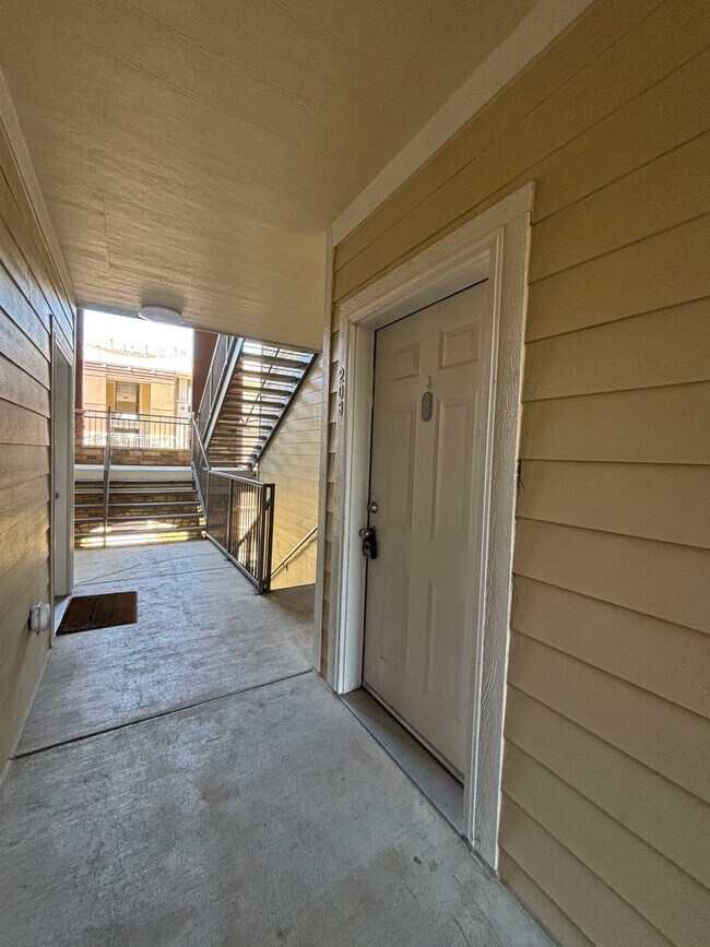 Building Photo - Large 3 bedroom condo with 2 bathrooms!