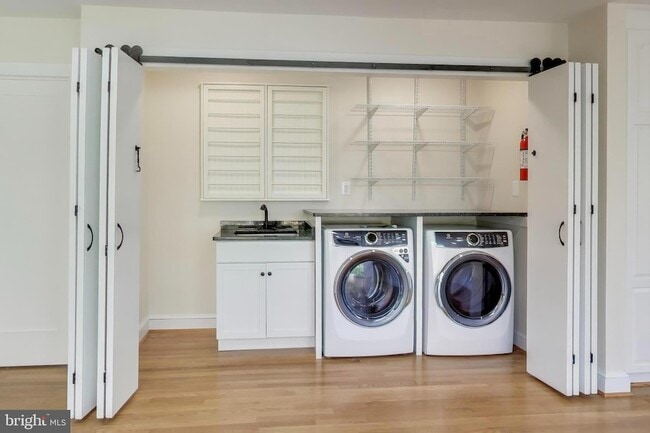 Building Photo - 4001 N Ridgeview Rd