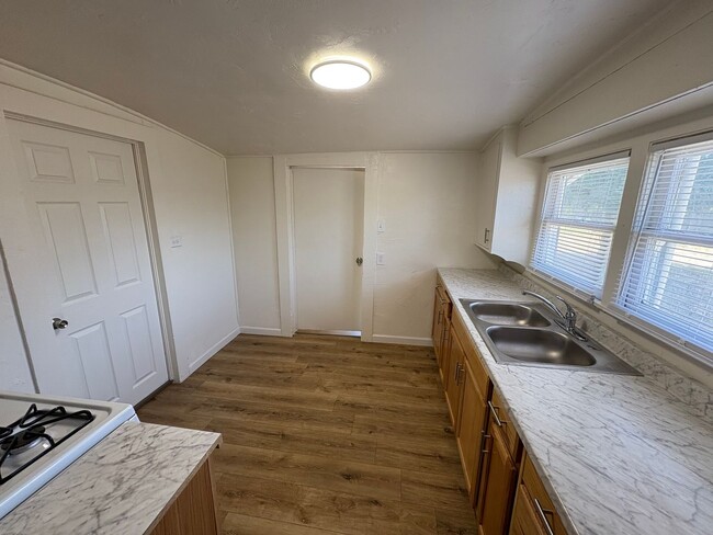 Building Photo - Spacious Dinuba Home Rent Ready!