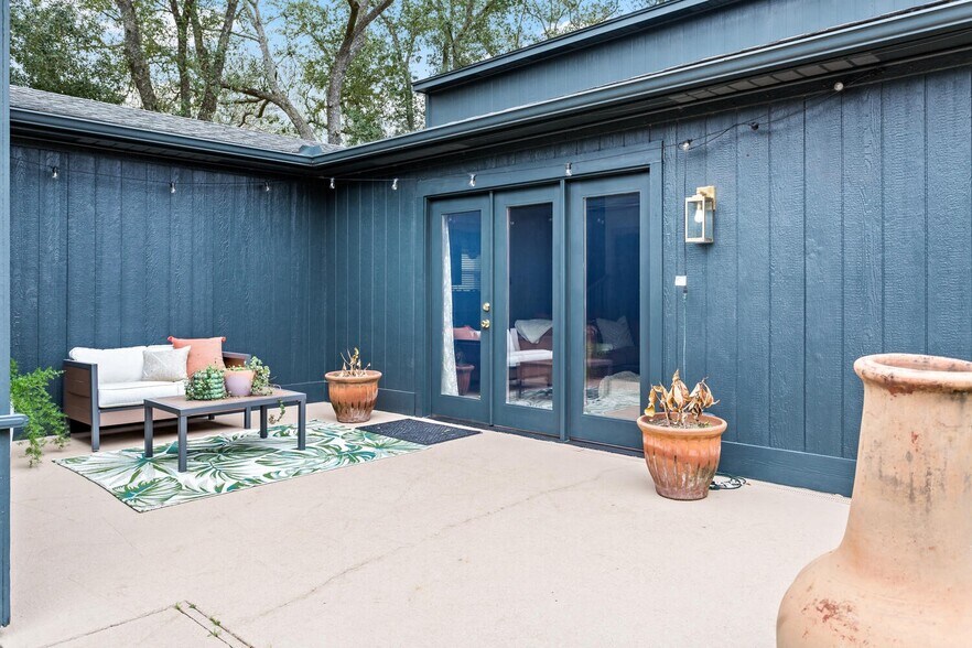 Backdoor Patio - 5885 Woodway Dr