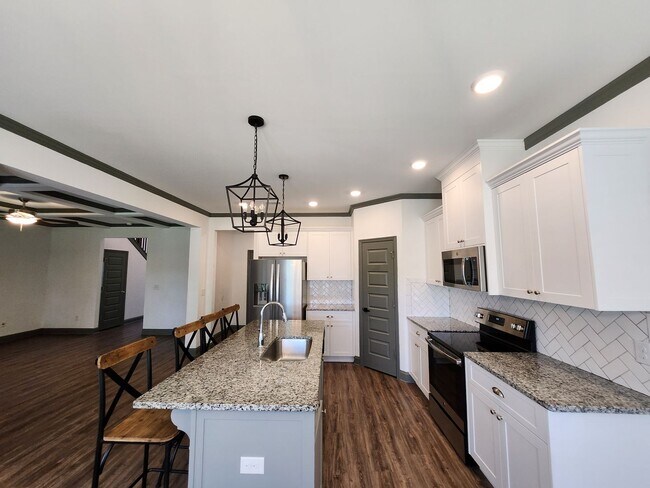 Building Photo - 5814 Whispering Pnes Wy