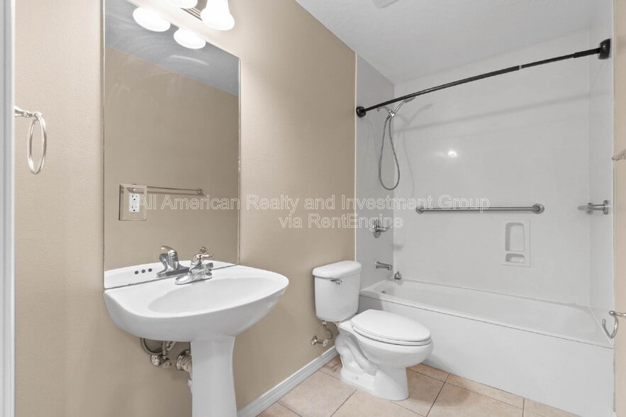 Building Photo - 12 Roserita Pl