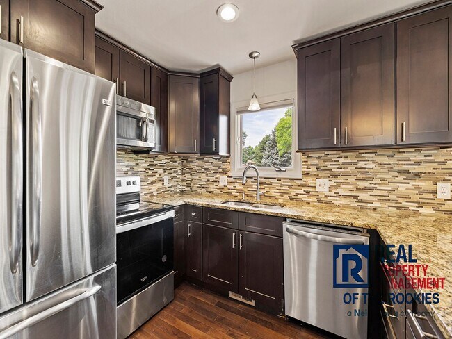 Building Photo - 4-Bed, 3-Bath Tri-Level in Prime Location