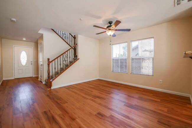 Building Photo - 3 BEDROOM HOME IN HENDERSON!