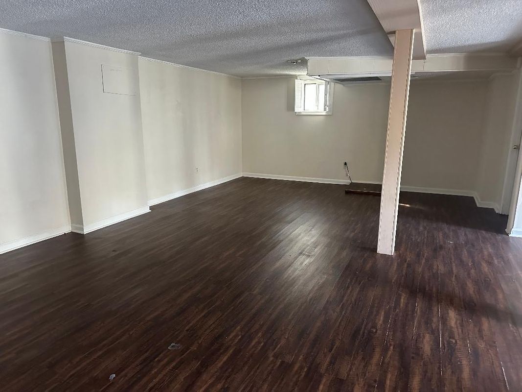 Building Photo - 970 Long Cres Dr
