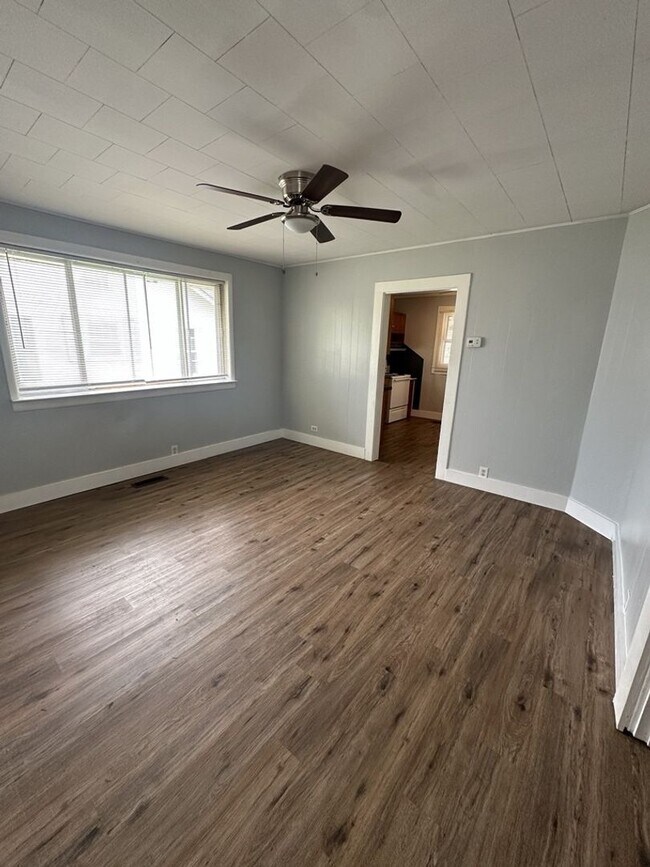 Building Photo - Fenced Yard! 2 Bedroom 1 Bathroom | Pet Friendly!