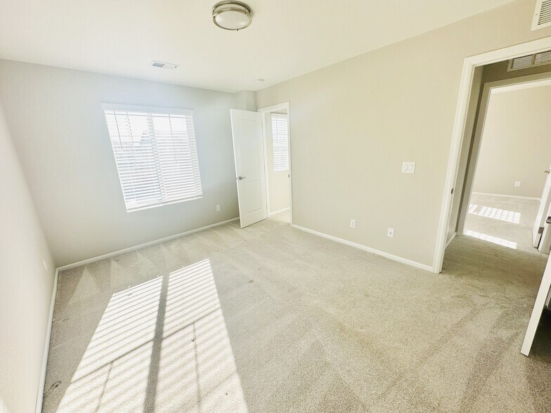 Building Photo - 870 Golden Peak Dr