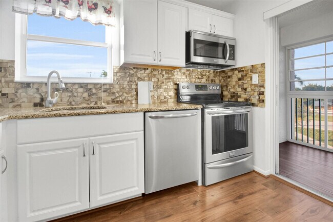 Building Photo - 6890 Royal Palm Blvd