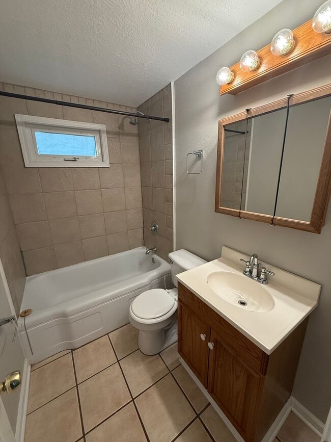 Building Photo - Austintown, Updated 3-4 Bedroom Home for R...