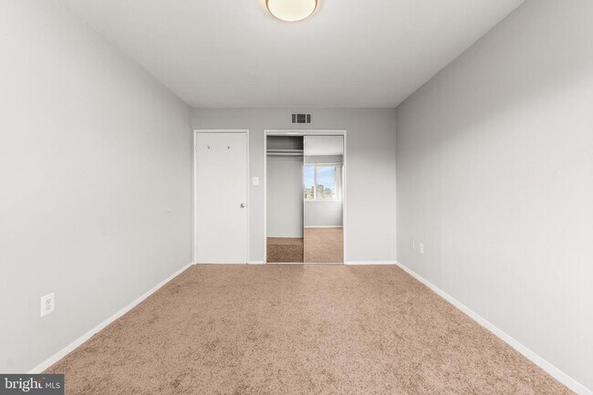 Building Photo - 559 Wilson Bridge Dr