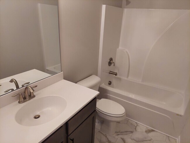 Building Photo - In-Town Townhome for rent in Monroe Heights!