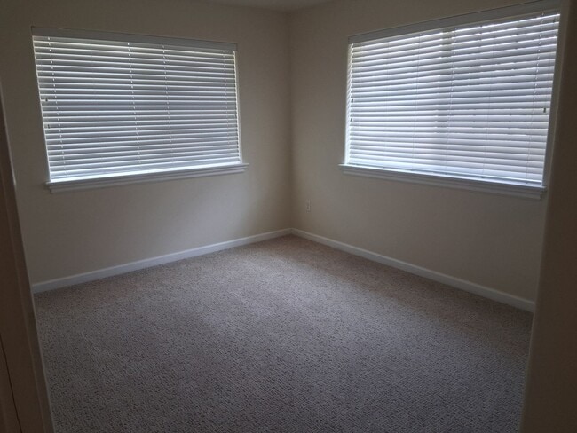 Building Photo - Cute, clean 2 bedroom upstairs apartment with patio.