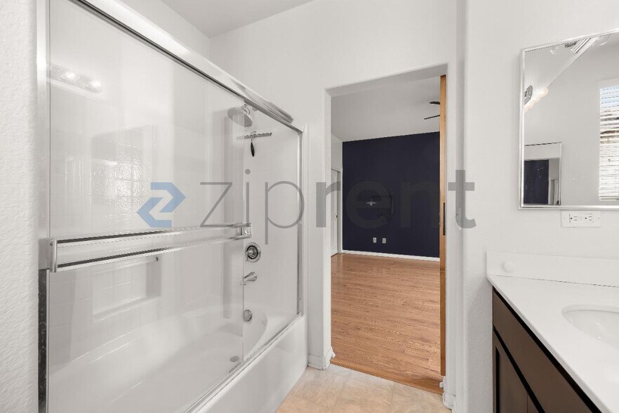 Building Photo - Unit 3