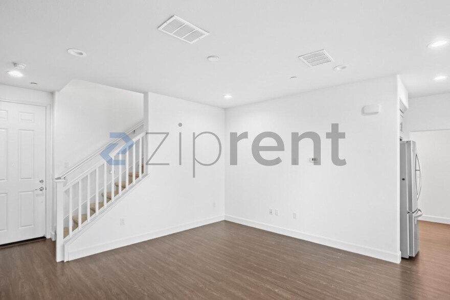 Building Photo - Unit