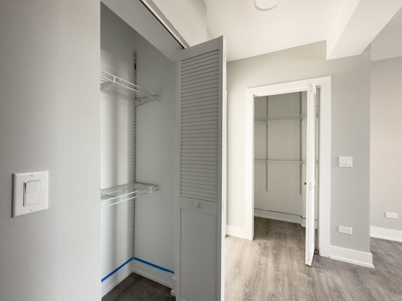 Building Photo - 521 W Belmont Ave