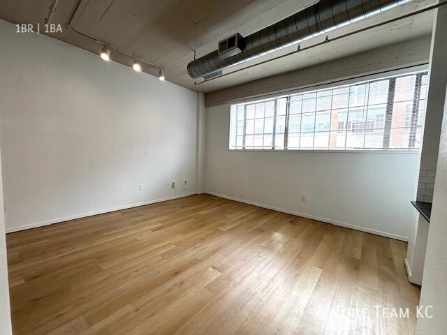 Building Photo - 320 W 7th St