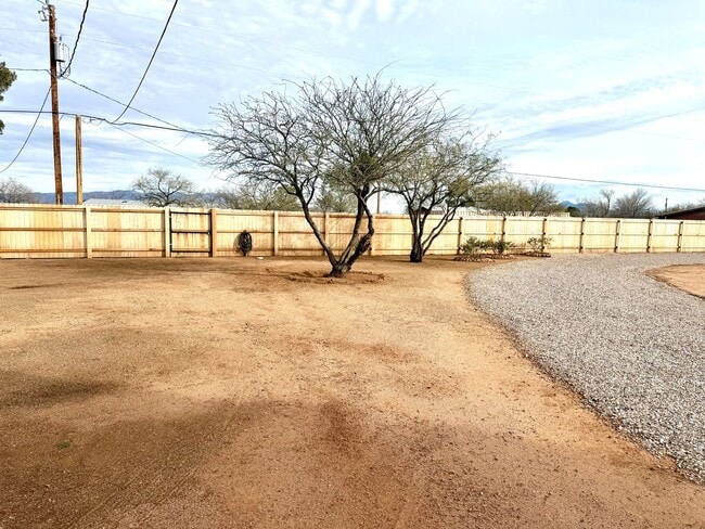 Building Photo - Fully Fenced Gorgeous Acre Property