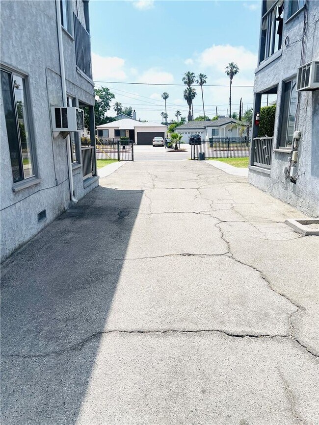 Building Photo - 5752 Vineland Ave