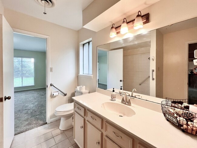 Building Photo - 401 Rolling Hills Dr W