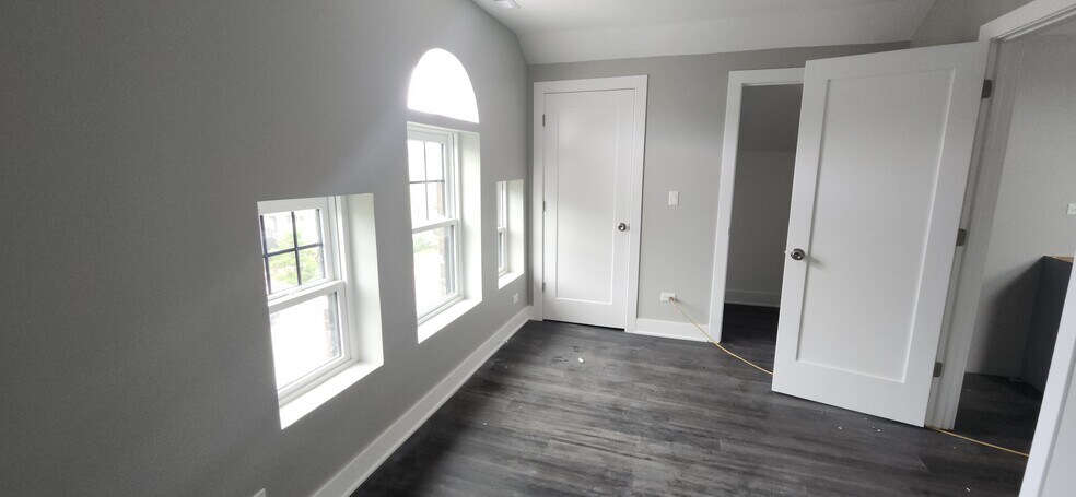 Building Photo - 1023 E 45th St